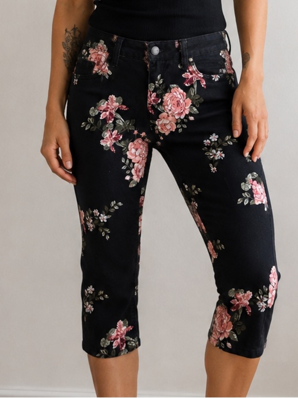 Suko Jeans Black Floral Cropped Capri Jeans Size 8 Stretch Rose Print Pants
